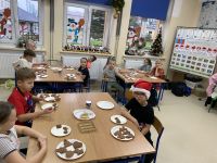 IMG_3483dzieci ozdabjają pierniki