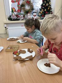 IMG_3484dzieci ozdabjają pierniki