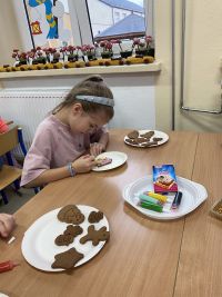 IMG_3485dzieci ozdabjają pierniki