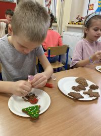 IMG_3486dzieci ozdabjają pierniki