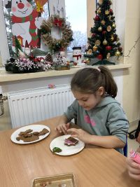 IMG_3487dzieci ozdabjają pierniki