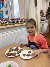 IMG_3489dzieci ozdabjają pierniki