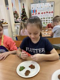 IMG_3490dzieci ozdabjają pierniki