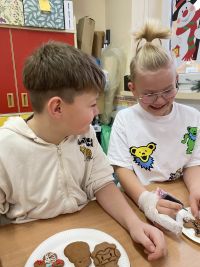 IMG_3491dzieci ozdabjają pierniki