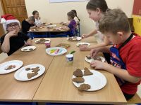 IMG_3492dzieci ozdabjają pierniki