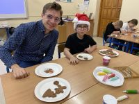 IMG_3493dzieci ozdabjają pierniki