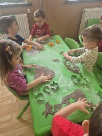 fe519b17-63ff-496a-9f4e-13c60f18036cdzieci ozdabiają pierniki