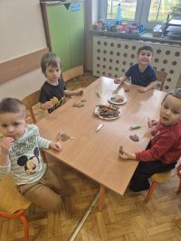 a5b2c8b9-03ca-4aa4-8d62-f185b752c3afdzieci ozdabiają pierniki