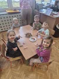 902b2bcb-de85-41d5-ae83-1af32f37a999dzieci ozdabiają pierniki