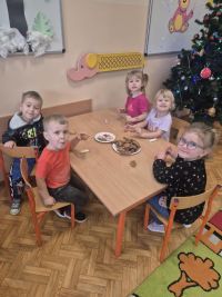 d3c4e949-164e-46a7-869e-7bb0e7119578dzieci ozdabiają pierniki