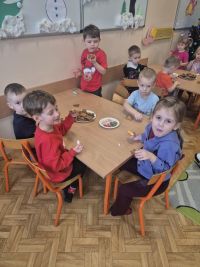 d63de1b7-140e-4f41-b689-fa348903fc89dzieci ozdabiają pierniki