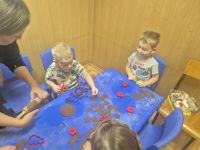 1cdeaf0b-b922-4478-8d2f-ac44b7e56c03dzieci ozdabiają pierniki