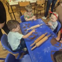 f159c312-9688-477a-80e4-0d428a9b02ebdzieci ozdabiają pierniki