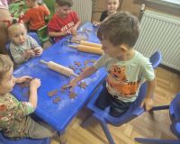 d02b9662-cd13-401d-b990-c2861f9fb8acdzieci ozdabiają pierniki