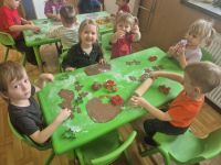 ddeea83e-c6f6-4edf-89b6-69c02c253579dzieci ozdabiają pierniki