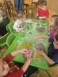 88264632-d548-4543-9e70-7af95e533f89dzieci ozdabiają pierniki