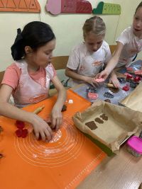 9cfe98c7-27a6-4139-ac3b-f0fae8734deduczniowie ozdabiają pierniki