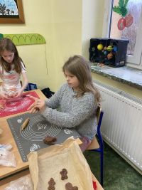 7041e50a-051a-4242-a3ff-9cd2df3887b4uczniowie ozdabiają pierniki