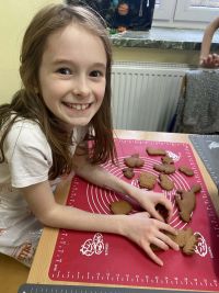 db0bc804-9bd6-4ef8-b52b-f78d07eebed8uczniowie ozdabiają pierniki