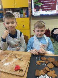 42d766af-2ab2-4e1d-b250-b8077ea51381uczniowie ozdabiają pierniki