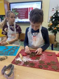 9f6eed4c-2f6b-48cc-a20c-a4f41b120fe8uczniowie ozdabiają pierniki