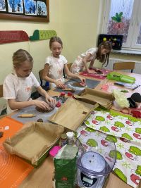 6fae9a4b-e59c-4339-a604-533c525ea789uczniowie ozdabiają pierniki