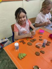 9b2b9301-30ff-4d60-b16f-46be311dd544uczniowie ozdabiają pierniki