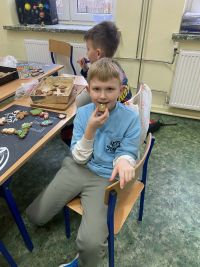 49ea4544-6a2a-404e-b59f-5e68222384b8uczniowie ozdabiają pierniki