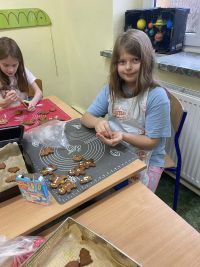 b4062620-3297-42b3-8e61-c3293373c9fauczniowie ozdabiają pierniki