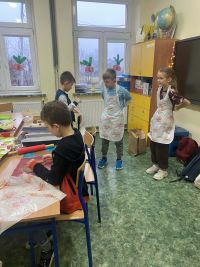 ebeb85e3-ed9b-41c9-8a5a-9b6640f4119buczniowie ozdabiają pierniki