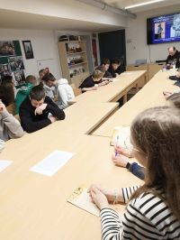 0454758c-98d0-4db4-aafa-482e372e7123uczniowie w muzeum