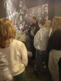 4831ef59-c25a-4be2-85ee-40237d37e688uczniowie w muzeum