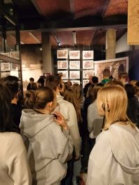 3b74a2d5-b557-42e0-b5bc-5253d541d2a7uczniowie w muzeum