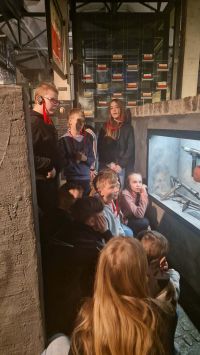 2933aa41-9902-4510-953e-e056de135430uczniowie w muzeum