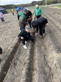 IMG_2906uczniowie w leszczynowym zaciszu