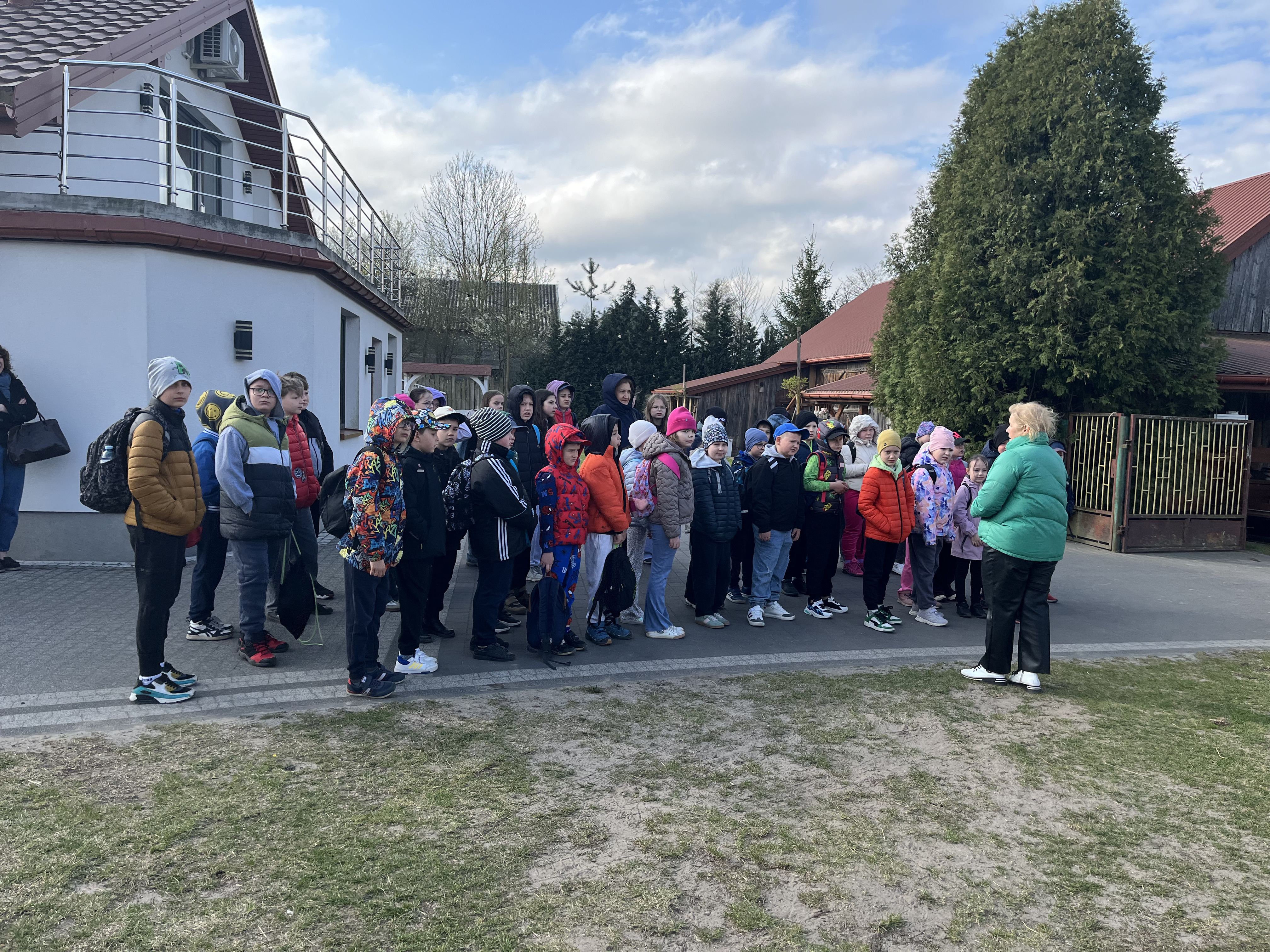 IMG_7275uczniowie w leszczynowym zaciszu