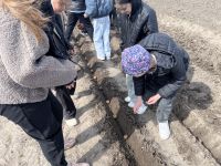 IMG_7330uczniowie w leszczynowym zaciszu