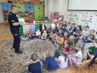spotkanie z policjantem (20)dzieci promują bezpieczeństwo